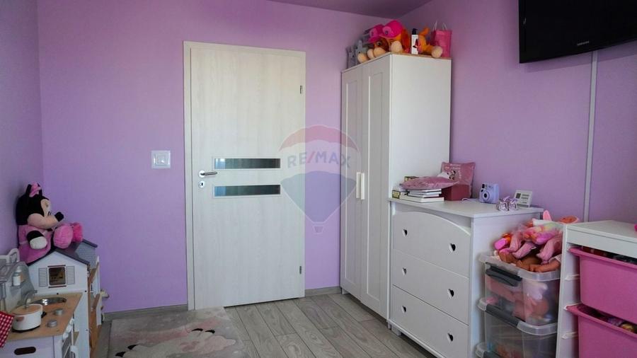 Apartament cu 3 camere decomandat în Calea București