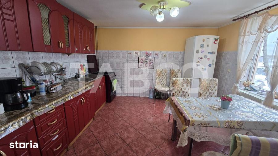 Casă cu 4 camere cu Teren 845 Mp în Roșia