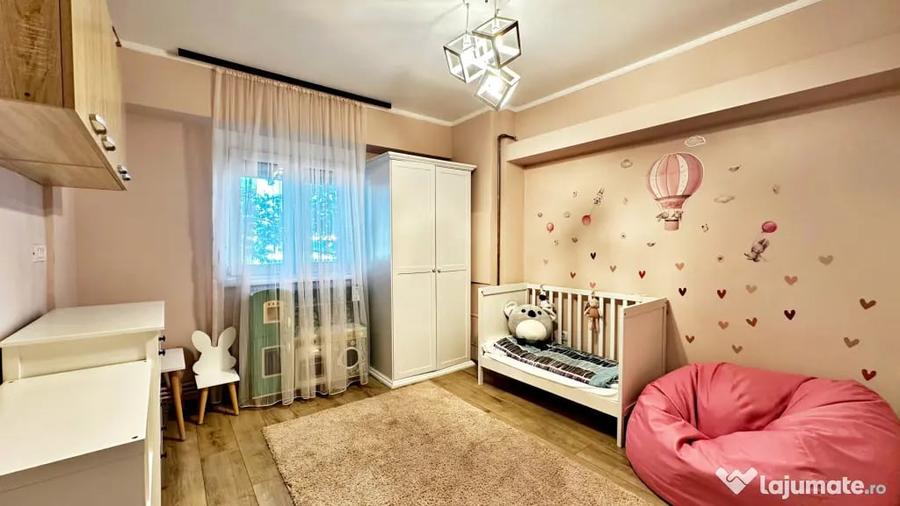 Apartament cu 3 camere decomandat în Far