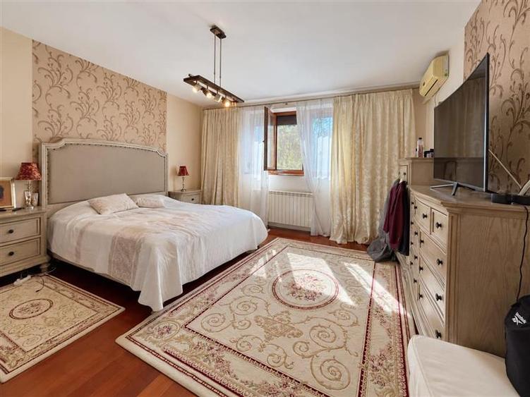 Casă individuală cu 6 camere cu Teren 911 Mp în Central