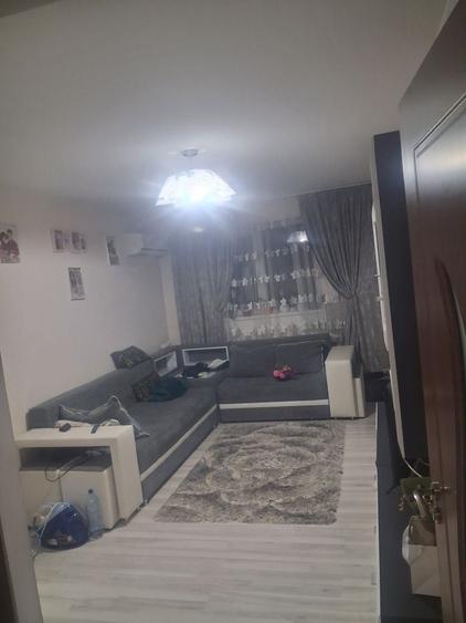 Apartament cu 4 camere semidecomandat în Zboiu