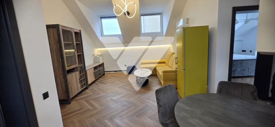 Apartament cu 3 camere decomandat, mobilat în Turnișor
