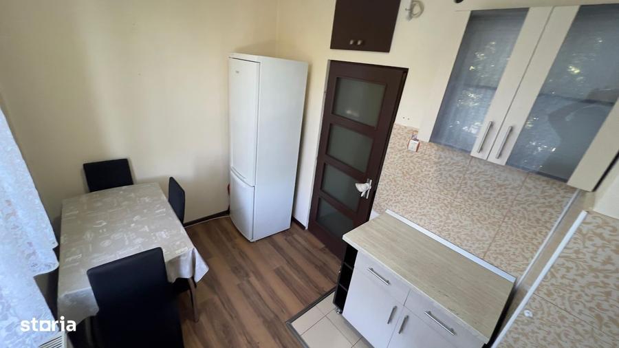 Apartament cu 3 camere decomandat în Petros