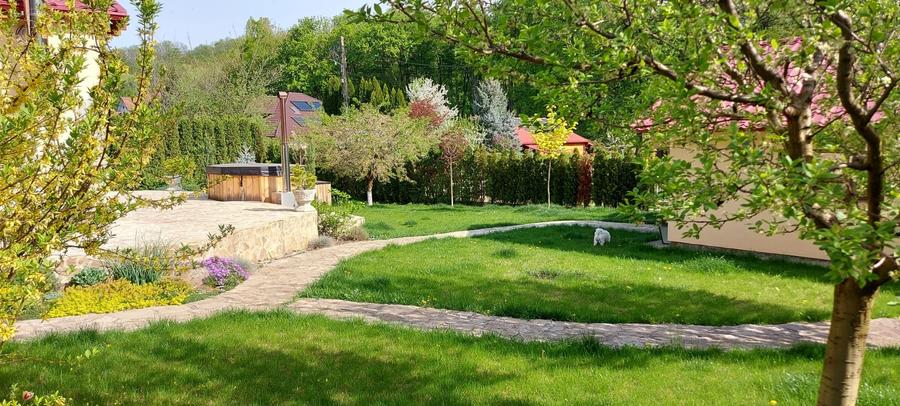 Casă individuală cu 5 camere cu Garaj în Periferie