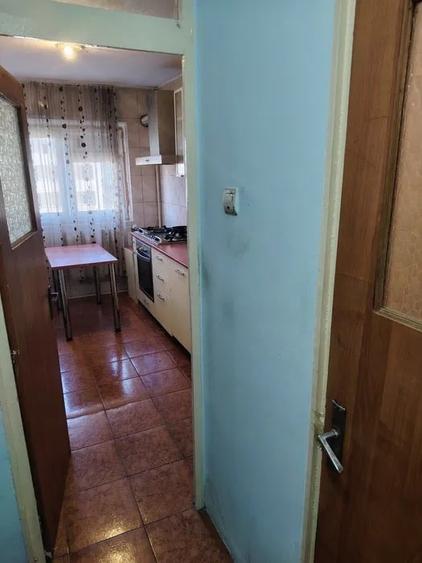 Apartament cu 3 camere semidecomandat în Berceni