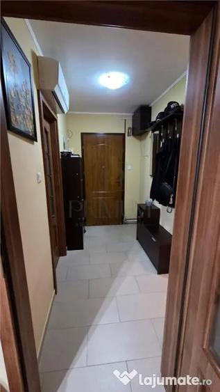Apartament cu 3 camere decomandat în Torontalului