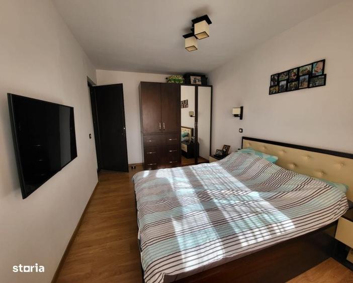 Apartament cu 4 camere decomandat în Calea București