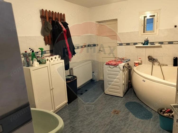Casă cu 5 camere cu Teren 950 Mp în Biharia