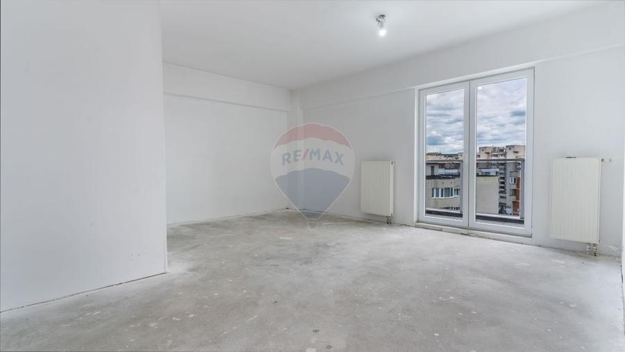 Penthouse cu 4 camere semidecomandat în Semicentral