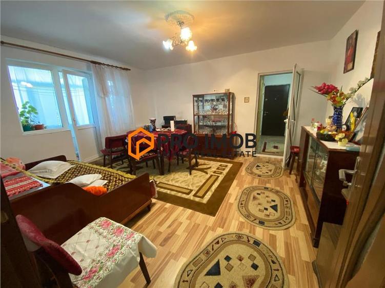 Apartament cu 2 camere semidecomandat, mobilat în Berca