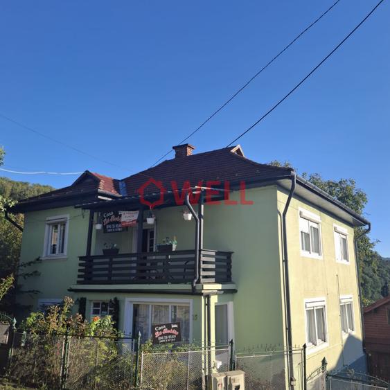 Casă individuală cu 9 camere cu Teren 1058 Mp în Central