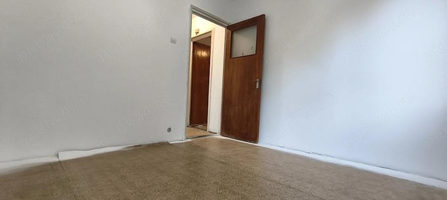 Apartament cu 3 camere semidecomandat în Berceni