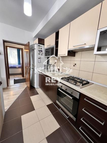 Apartament cu 3 camere semidecomandat în Turnișor