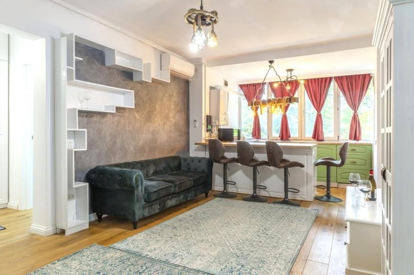 Apartament cu 3 camere semidecomandat, mobilat în Parcul Circului