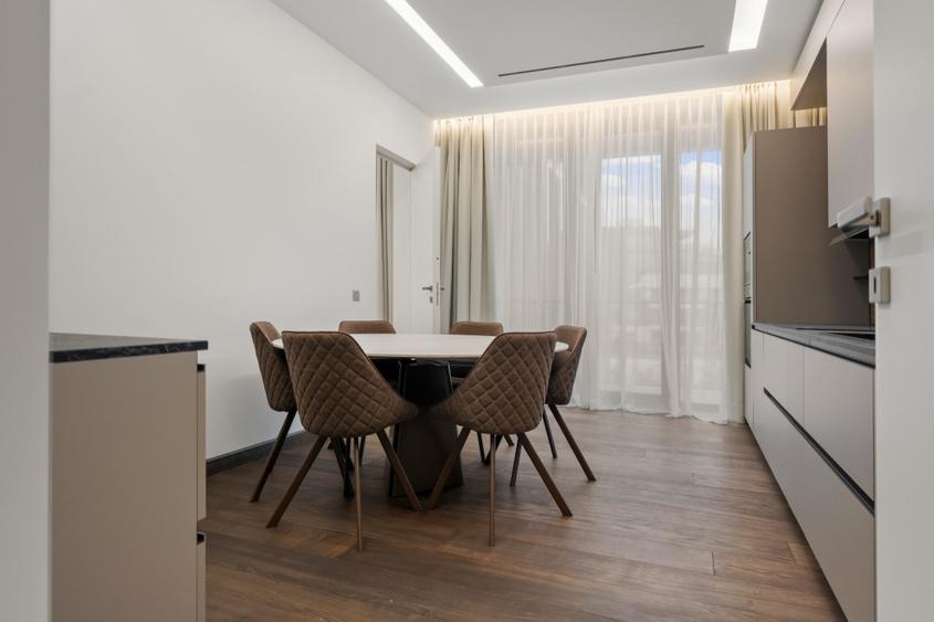 Apartament cu 5 camere decomandat în Arcul de Triumf