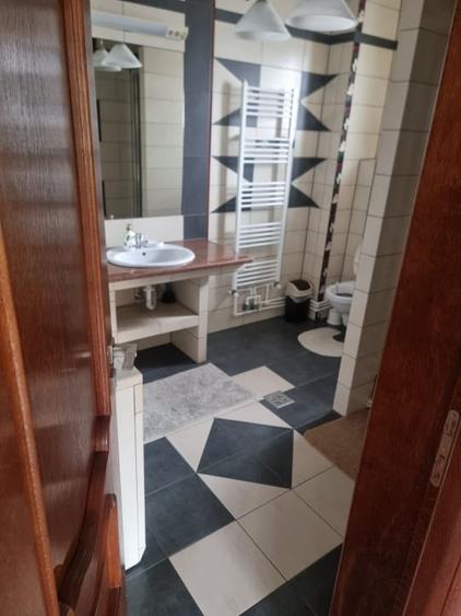 Casă individuală cu 5 camere cu Canalizare în Periferie