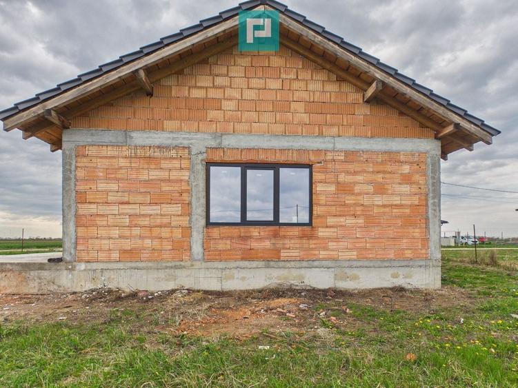 Casă individuală cu 4 camere cu Canalizare în Zimandcuz