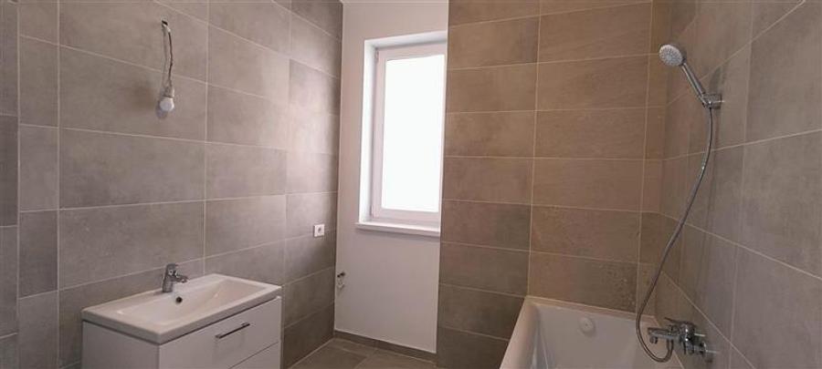 Apartament cu 3 camere nedecomandat în Aradului