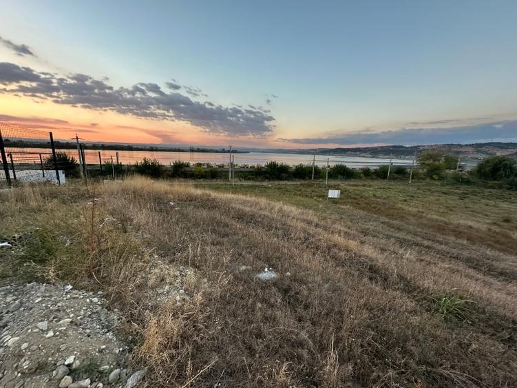 Teren Construcții intravilan de 1182 mp, în Hinova