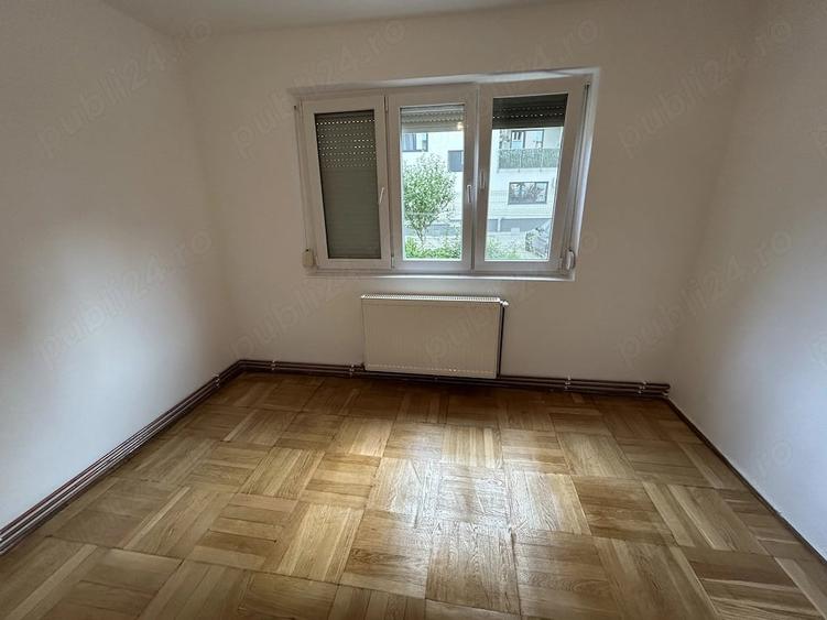 Apartament cu 3 camere semidecomandat în Romanilor
