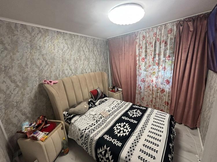 Apartament cu 3 camere semidecomandat în Podu Roș