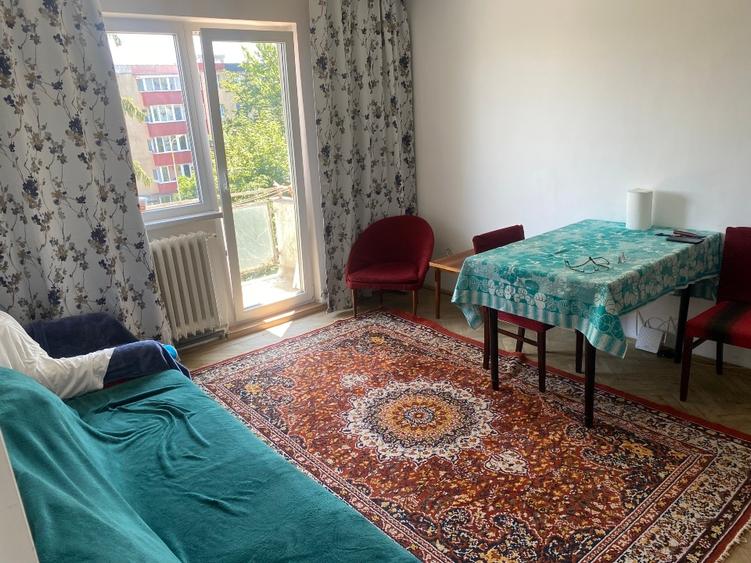 Apartament cu 3 camere semidecomandat în Vlahuță