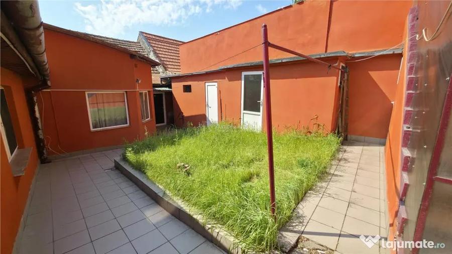 Casă cu 8 camere cu Teren 432 Mp în Central