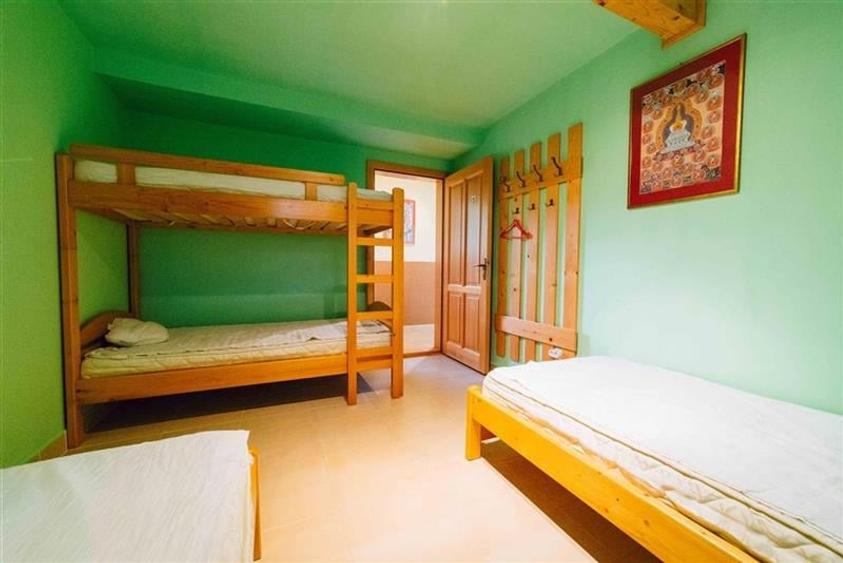 Casă individuală cu 12 camere cu Teren 19841 Mp în Valea Strâmbă
