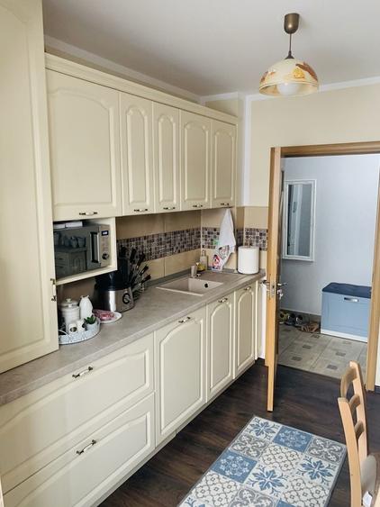 Apartament cu 3 camere semidecomandat în Dărmănești