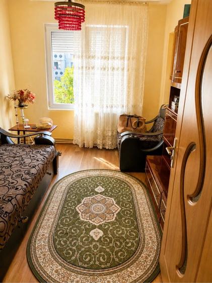 Apartament cu 4 camere decomandat în Central