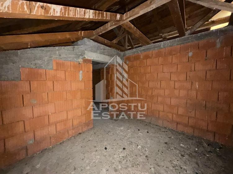 Casă individuală cu 5 camere cu Canalizare în Uliuc