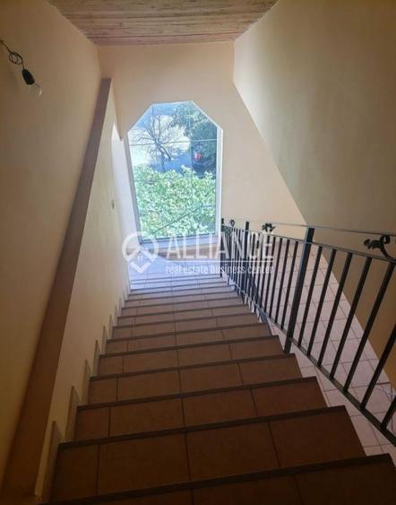 Casă individuală cu 6 camere cu Canalizare în Central