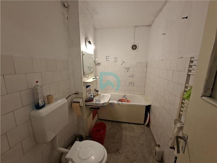Apartament cu 4 camere semidecomandat în Centrul Civic