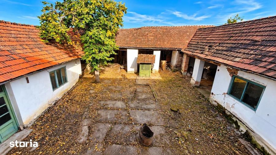 Casă semidecomandat cu Teren 944 Mp în Forotic