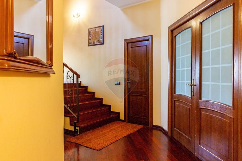 Casă individuală cu 7 camere cu Teren 3249 Mp în Central