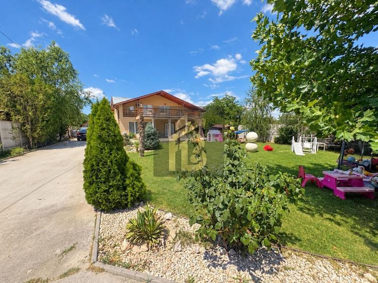 Casă individuală cu 7 camere cu Canalizare în Periș