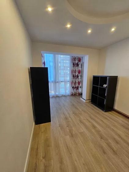 Apartament cu 3 camere semidecomandat, mobilat în P-ța Victoriei