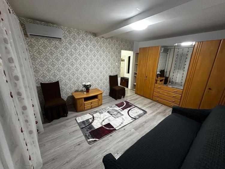 Apartament cu 2 camere semidecomandat în Craiovița Nouă