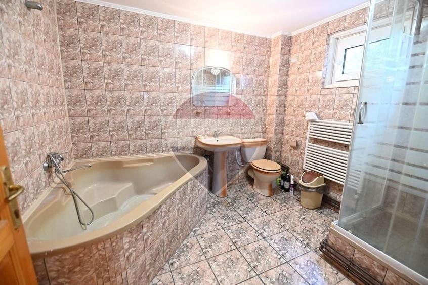 Casă individuală cu 6 camere cu Piscina în Leamna de Sus