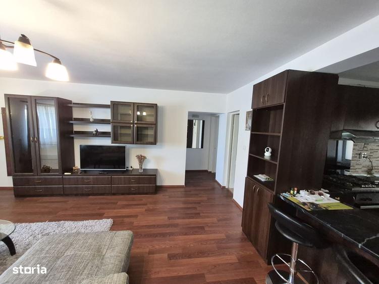 Apartament cu 4 camere decomandat în Bucium