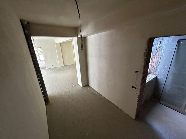 Apartament cu 3 camere semidecomandat în Ștefan cel Mare