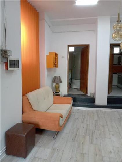 Apartament cu 5 camere semidecomandat, mobilat în Dacia