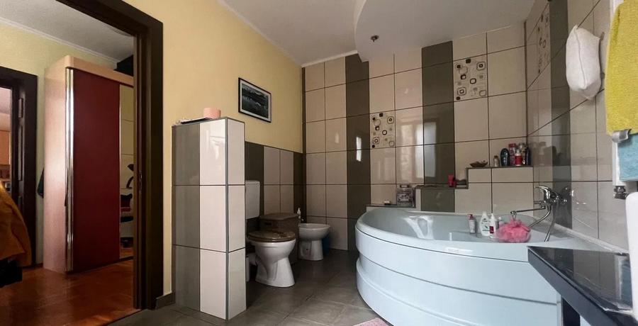 Casă individuală cu 5 camere cu Canalizare în Hălchiu