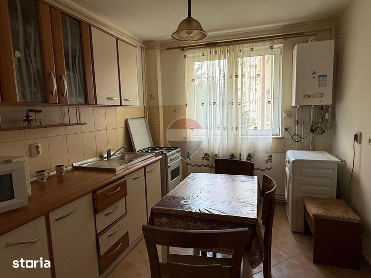Apartament cu 3 camere decomandat în Astra