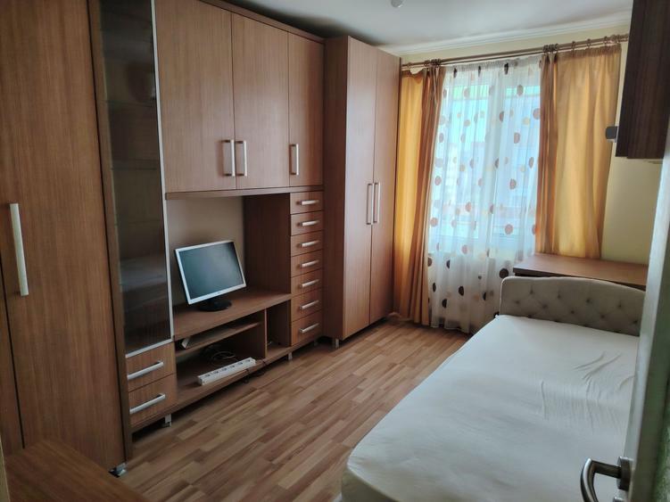 Apartament cu 4 camere semidecomandat în Rogerius