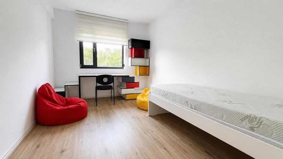Apartament cu 3 camere semidecomandat, mobilat în Băneasa