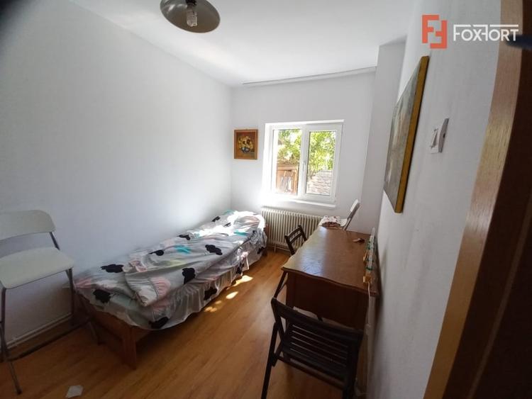 Casă individuală cu 8 camere cu Canalizare în Ghiroda