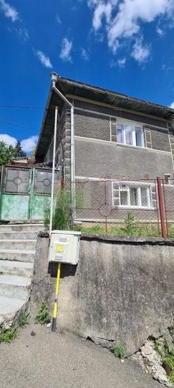 Casă individuală cu 3 camere cu Canalizare în Central