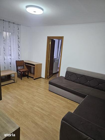 Apartament cu 3 camere semidecomandat în Inel II