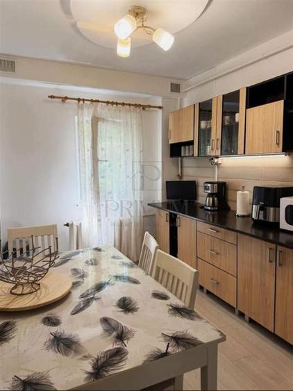 Apartament cu 3 camere semidecomandat, mobilat în Lipovei